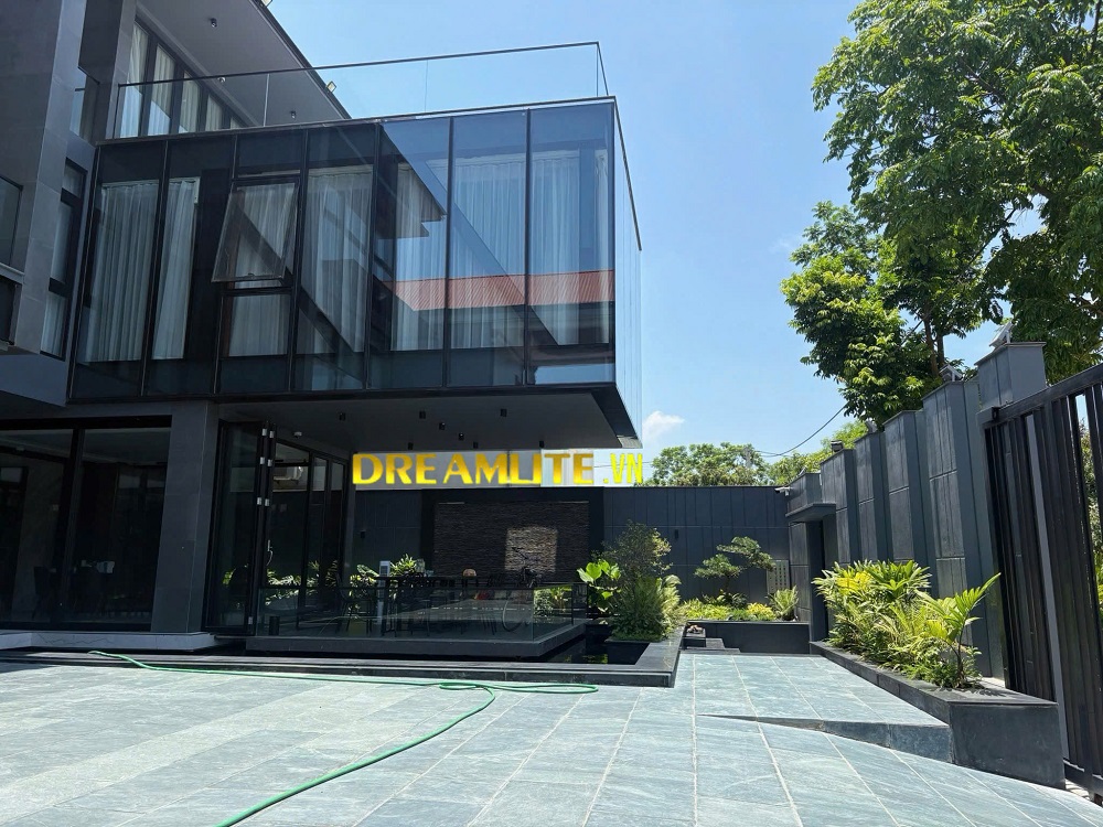 Trần xuyên sáng đèn đổi màu